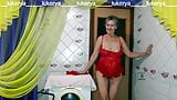 Гаряча домогосподарка Лукерія весело фліртує з шанувальниками в Інтернеті, демонструючи красу свого літнього, але сексуального тіла в червоному. snapshot 1