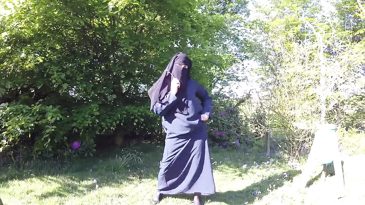 Muslim in Burqa and Stockings – Flashing Outdoors: British Porn by Onlyfans  | xHamster