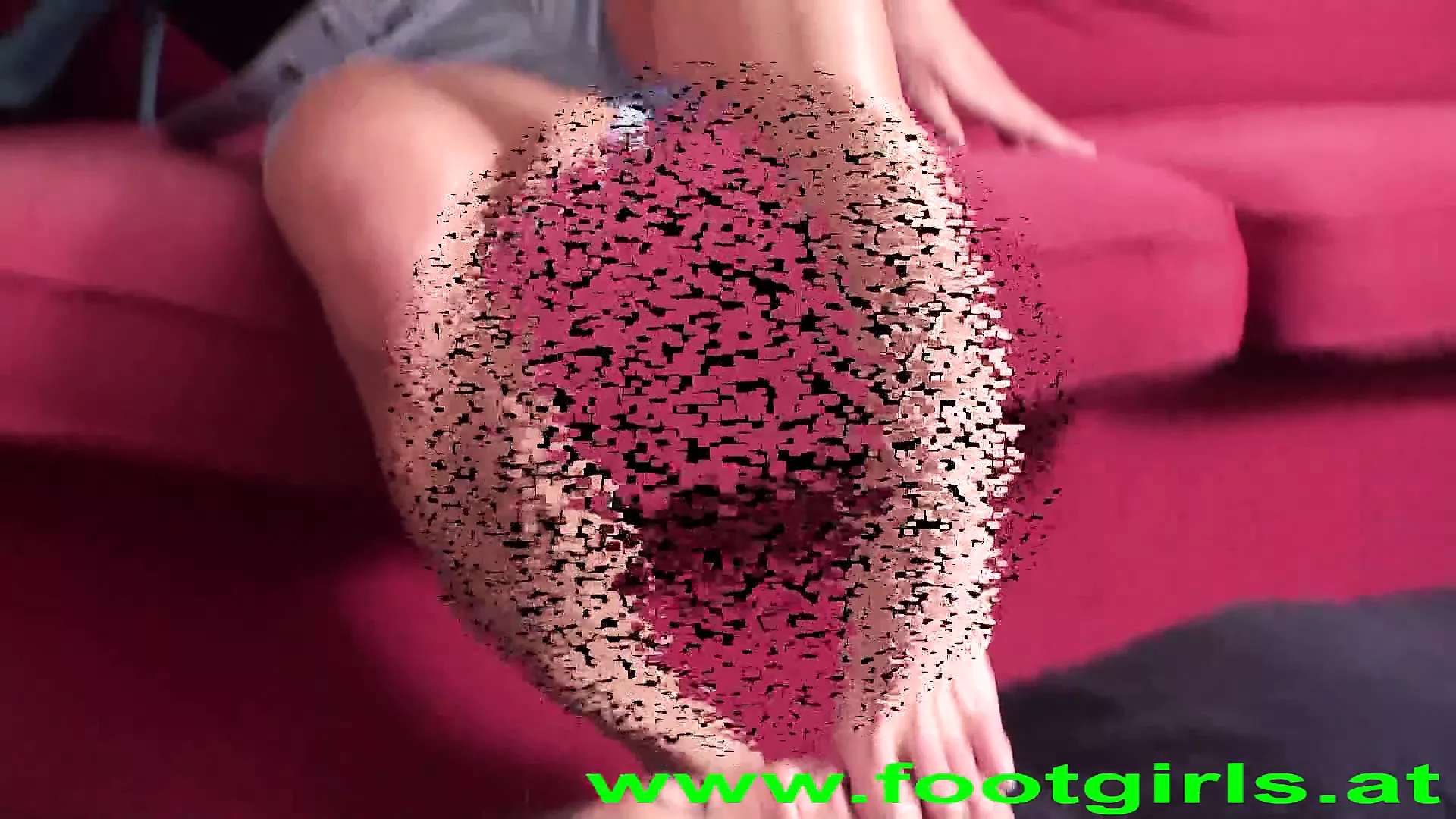 Лижет ступни фетиш