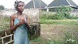 Adaobi se fait prendre par un garçon du coin en train de pisser sur une terre cultivable et baiser snapshot 1