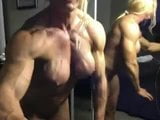 Блондинка-мускулистая женщина показывает свое обнаженное тело snapshot 10