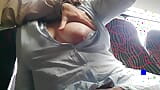 Voyeur seduce milf para chupar y sacudir su polla en autobús snapshot 16