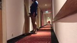 Travestiet zelfbondage in hotelgang en betrapt snapshot 3