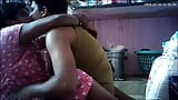 Indická vesnická žena v domácnosti si nechává líbat zadek svým romantickým manželem snapshot 9