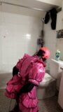 Sissy-Zimmermädchen putzt Toilette mit neuer Bürste snapshot 7