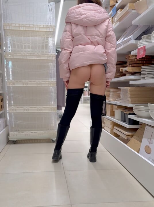 In the store without panties. In a public place I undress.