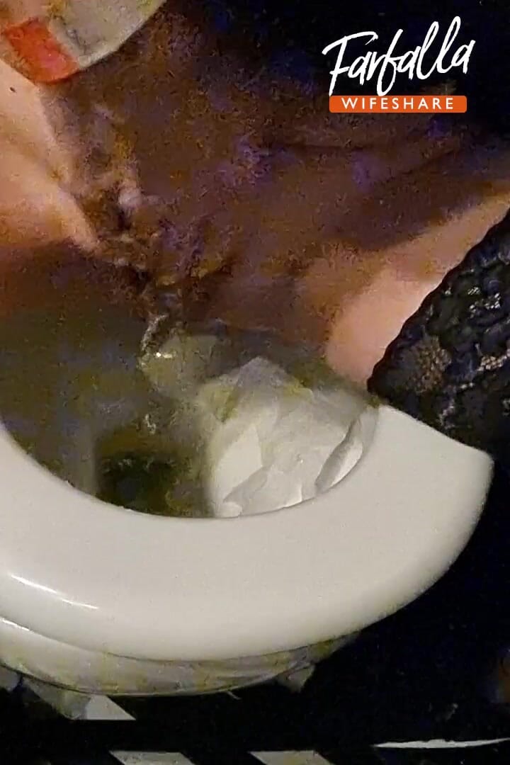 Sexy Milf pisses in club. Toilet