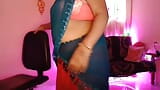 Bhabhi, pazza con il succo di giovinezza calda, si diverte ad aprire il reggiseno e a mostrare le sue tette attraverso il Saree. snapshot 20