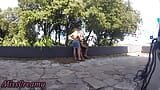 Une femme exhibitionniste nue masturbe la bite d’un inconnu dans... Tous marchent dans la rue - Misscreamy snapshot 2