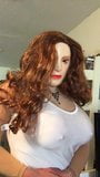 Enge weißes T-Shirt, weibliche Maske Crossdressing snapshot 3