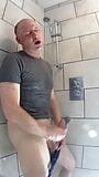 Kudoslong pod prysznicem w majtkach i t-shircie paski i masturbuje się, aż spuści snapshot 4