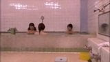 Lesbiana japonesa seduce en la casa de baños snapshot 6