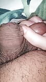 Stiefmutters hand rutscht auf die eier des stiefsohns und drückt sie hart snapshot 2