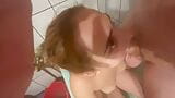 Une blonde de 18 ans boit du brossage et avale de la pisse snapshot 3