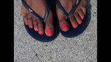 Capucha milf rojo las uñas de los pies snapshot 1