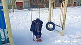 Un garçon manqué nu dans un manteau de fourrure se balance sur une balançoire en hiver snapshot 7