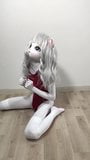 Kigurumi crossdresser kot szarpie się w stroju kąpielowym na arenie snapshot 13