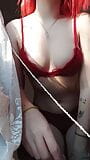 Manhã de sol, suave striptease caseiro em lingerie de renda vermelha snapshot 10