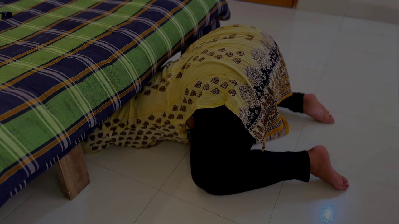 Wenn stiefmutter unter dem bett steckt, gibt stiefsohn ihr unbegrenzten fick!