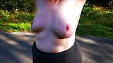 Abofetear sus tetas desnudas en medio de la calle snapshot 9