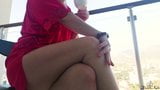 Une bombasse se doigte la chatte sensuelle sur le balcon - amateur snapshot 2