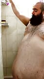 Mijn man is de helpende hand onder de douche. snapshot 4