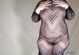 Chica con curvas mostrando tetas pequeñas, coño peludo y culo grande en su vestido transparente snapshot 1