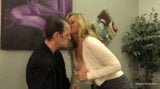 Calda milf Julia Ann abbraccia un tizio fortunato e accarezza il suo cazzo duro snapshot 5