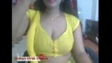 Gadis India meraih payudaranya secara langsung snapshot 10