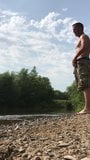 Nudisten mager onderdompelen in de rivier snapshot 2