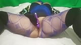 Cachonda esposa chanell masturbandose en la cama del amigo de su marido snapshot 1