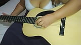 Nikita, coquine excitée, joue de la guitare et de ses gros seins sexy snapshot 11