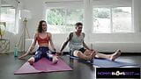 Morena milf nena toma un descanso del yoga para chuparme la polla snapshot 1