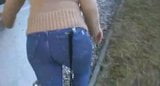 Garota turca sexy em jeans colados à pele e salto alto snapshot 5