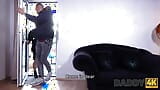 Daddy4k. In plaats van gitaar te spelen, proeft hottie de harde lul van vriendje's vader snapshot 2