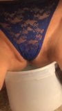 Evelle zwilżając niebieskie koronkowe majtki, odciąga je na bok snapshot 2