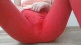 Elle adore avoir des orgasmes. Squirting dans un nouveau pantalon snapshot 5