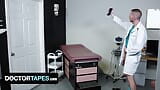 Perv医師は処女患者に彼の最初の前立腺検査を与える- DoctorTapes snapshot 3