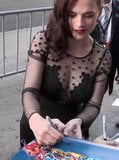 Hayley Atwell - peitos grandes snapshot 3