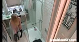 Filmando a mi novia adolescente desnuda en la ducha snapshot 3