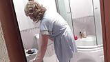 Zeepschuim op natuurlijke tieten, kont, poesje. sexy blonde milf heeft haar kousen en badjas uitgetrokken en neemt een douche. snapshot 2