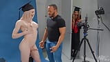 Freche Schätzchen Izzy Wilde & Ivory Chaos nähren ihren sexuellen Appetit mit Dillon, dem Fotografen - Trans Angels snapshot 5