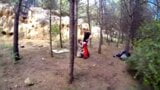 Chica voyeur en vestido cosplay monta polla dura en el bosque snapshot 2