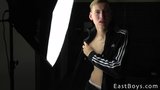 Dunkel und hell - blonde Junge bekommt Handjob snapshot 3