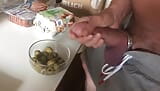 Große Ladung Sperma auf meinem Oliven-Snack und esse die eigene Ladung snapshot 1