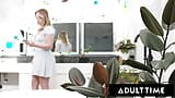 ADULT TIME - Alexis Tae gosta de sexo a três quente com más lésbicas Poli Vanna Bardot e Anna Claire Clouds snapshot 4