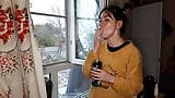 Meia-irmã fuma um cigarro e bebe álcool snapshot 5
