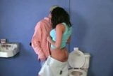 Brunette heeft seks in het toilet snapshot 3