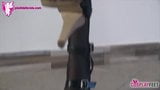 Une lycéenne rousse taquine avec ses cinq orteils en collants snapshot 2