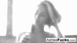 Peituda Ashlee Graham fuma enquanto mostra seus peitos naturais snapshot 3